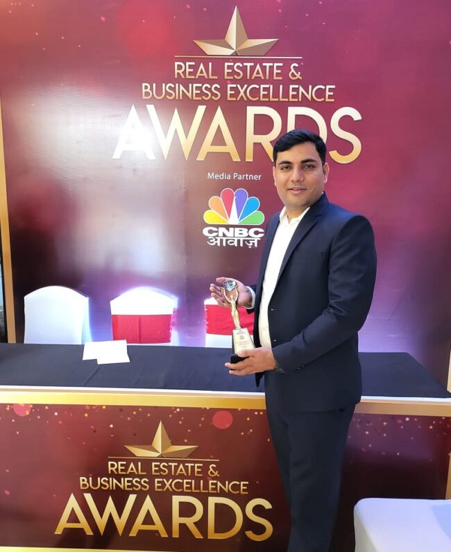 India's 1st blockchain from yesworld.io awarded by Best technology entrepreneur of the year award by CNBC Business Excellence awards